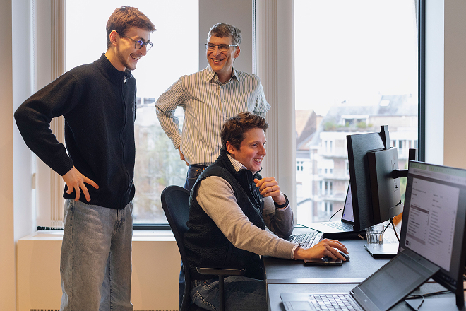 Het team aan het werk in onze kantoren in Oudergem